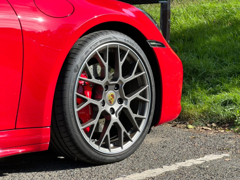 Continental, Bridgestone a Kumho patří mezi nejlépe hodnocené letní pneumatiky v letošních testech.