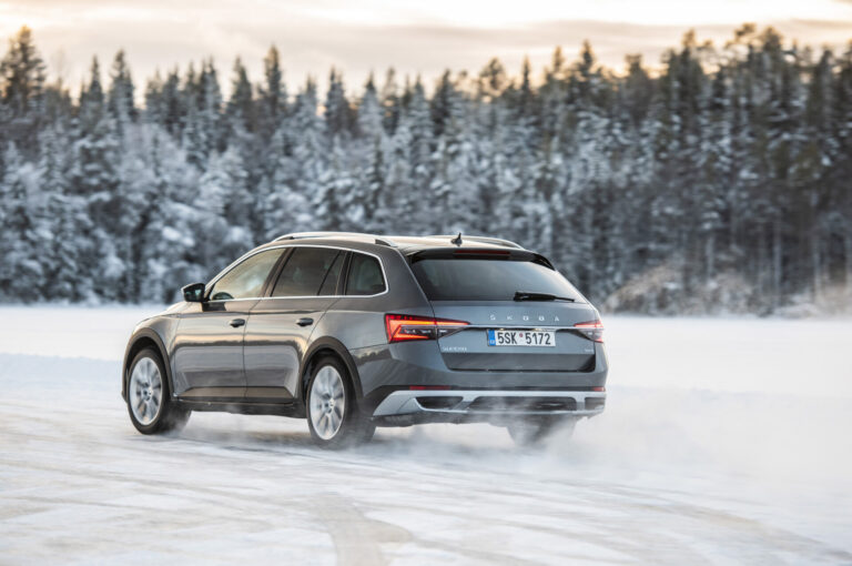 Die Reifentester zveřejnil první test zimních pneumatik této sezóny – 215/55 R17